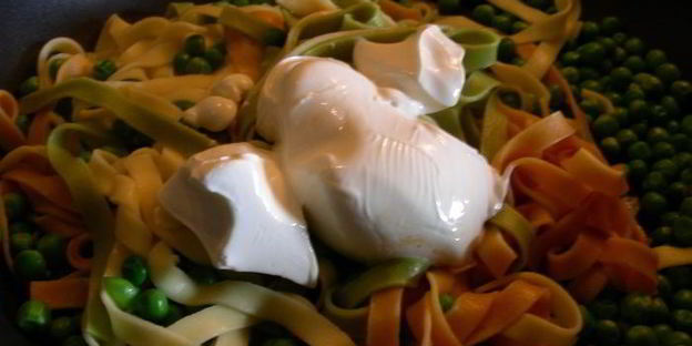 паста с ароматными травами, зеленым горошком, маскарпоне и кедровыми орешками