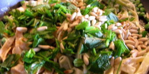 паста с ароматными травами, зеленым горошком, маскарпоне и кедровыми орешками