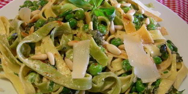 паста с ароматными травами, зеленым горошком, маскарпоне и кедровыми орешками