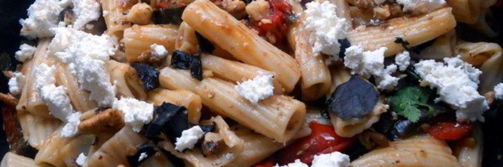 Паста с баклажанами, фетой и грецкими орехами