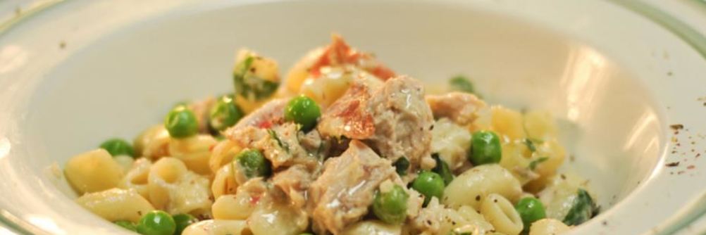 Паста с беконом и консервированным тунцом в сливочном соусе