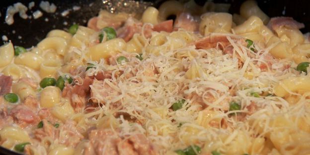 паста с беконом и консервированным тунцом в сливочном соусе