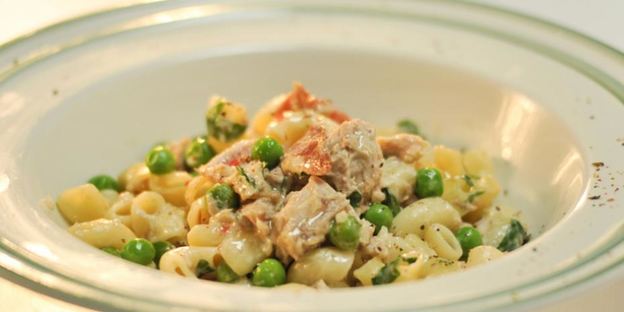 паста с беконом и консервированным тунцом в сливочном соусе