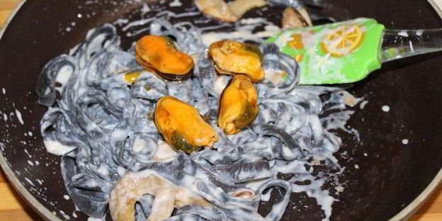 паста с чернилами каракатицы