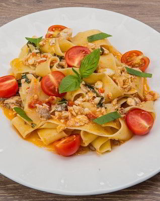 Паста с дорадой и помидорами черри