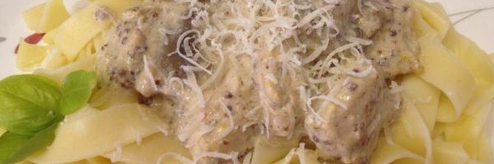 Паста с грибами и курицей в винно-горчичном соусе