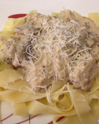 Паста с грибами и курицей в винно-горчичном соусе
