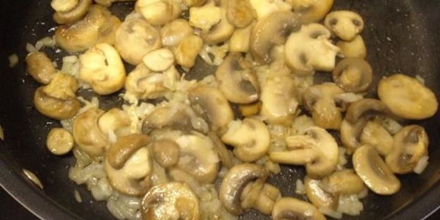 паста с грибами и курицей в винно-горчичном соусе