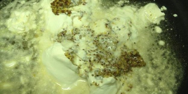 паста с грибами и курицей в винно-горчичном соусе