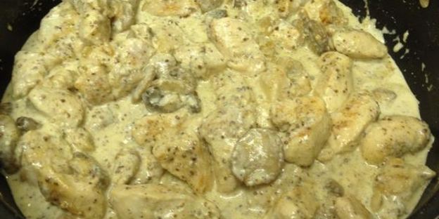 паста с грибами и курицей в винно-горчичном соусе