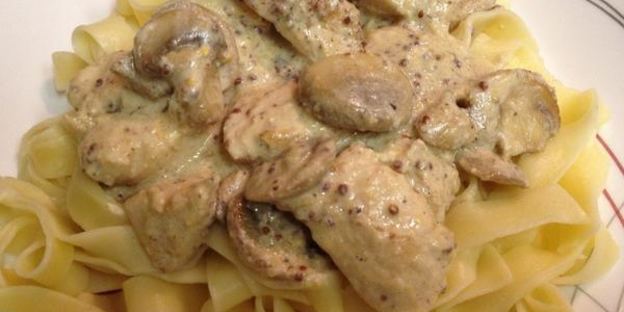 паста с грибами и курицей в винно-горчичном соусе