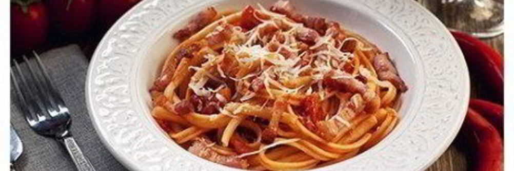 Паста с грудинкой, чесноком и помидорами