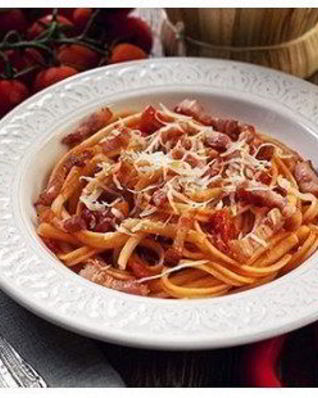 Паста с грудинкой, чесноком и помидорами