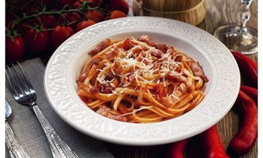 Рецепт пасты с грудинкой, чесноком и помидорами