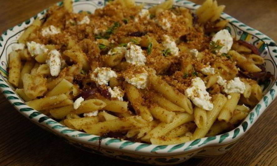 Рецепт пасты с карамелизированным луком и свежим сыром