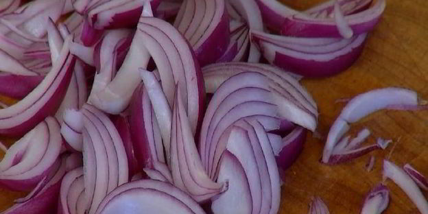 паста с карамелизированным луком и свежим сыром