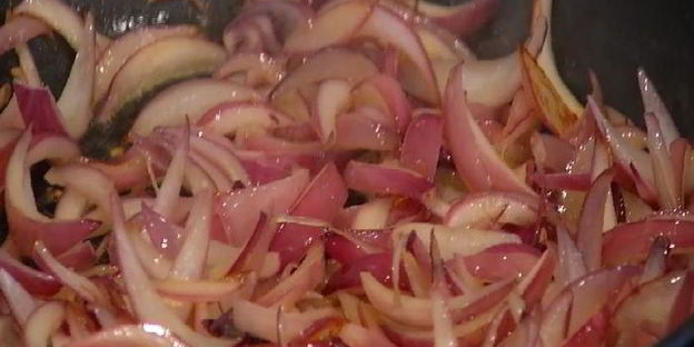 паста с карамелизированным луком и свежим сыром