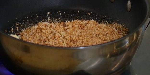 паста с карамелизированным луком и свежим сыром