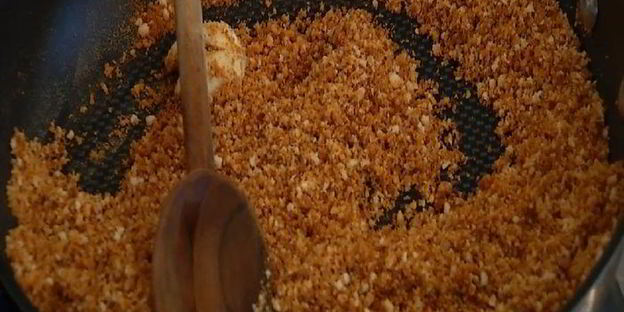 паста с карамелизированным луком и свежим сыром