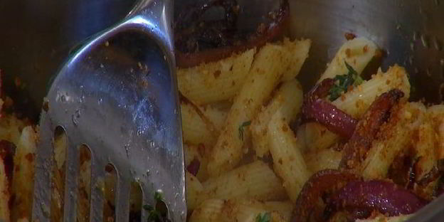 паста с карамелизированным луком и свежим сыром