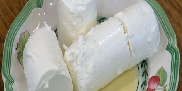 паста с карамелизированным луком и свежим сыром