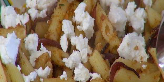 паста с карамелизированным луком и свежим сыром