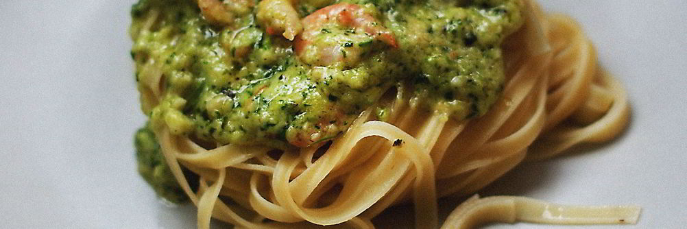 Паста с креветками в сливочном песто