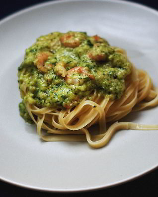 Паста с креветками в сливочном песто