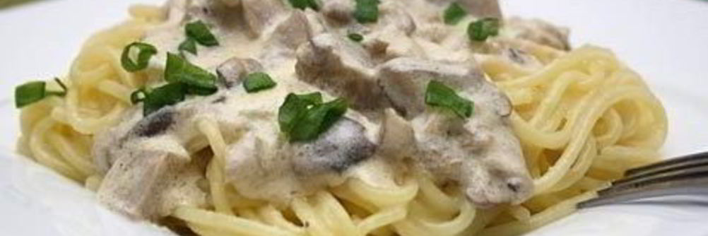 Паста с курицей и грибами в сливочном соусе