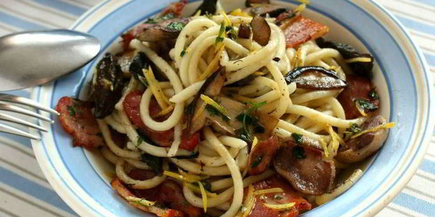 паста с лесными грибами в лимонном масле