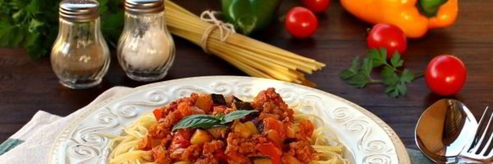 Паста с мясным соусом и кабачком