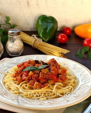 Паста с мясным соусом и кабачком