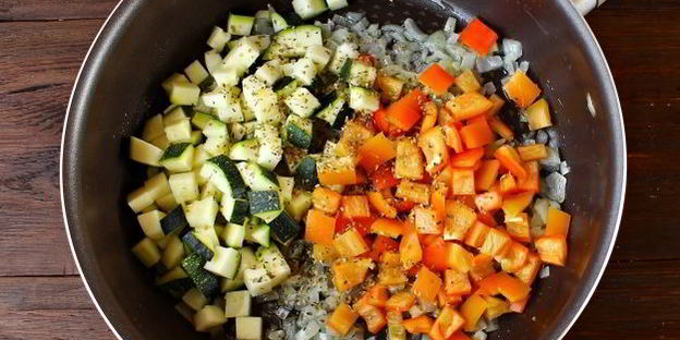 паста с мясным соусом и кабачком