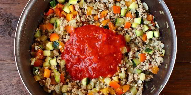 паста с мясным соусом и кабачком