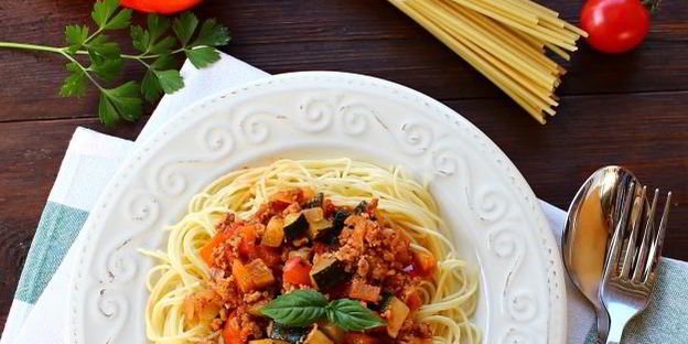 паста с мясным соусом и кабачком