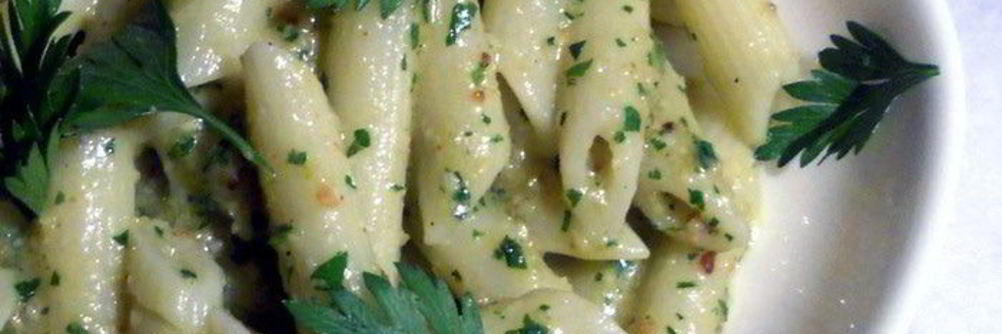 Паста с оливками, петрушкой и кедровыми орехами