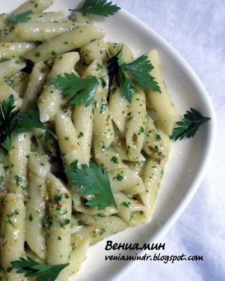 Паста с оливками, петрушкой и кедровыми орехами