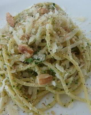 Паста с песто из петрушки и грецких орехов