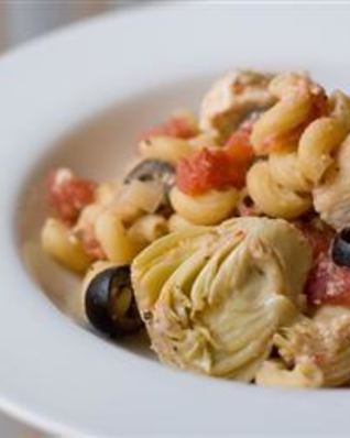 Паста с помидорами, маслинами и артишоками