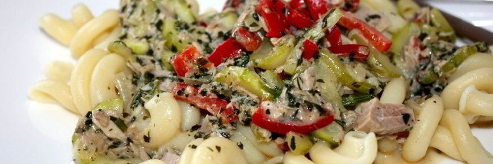 Паста с тунцом и овощами