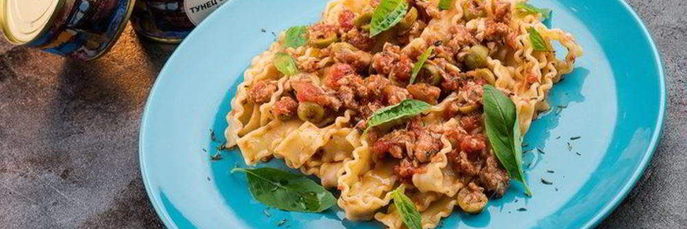 Паста с тунцом, оливками и чесноком