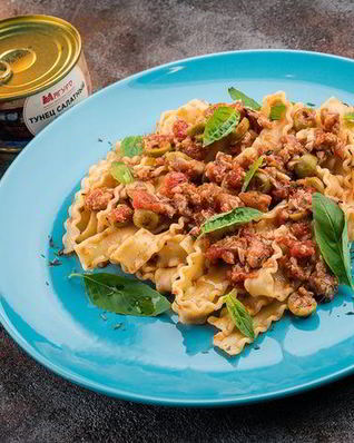 Паста с тунцом, оливками и чесноком