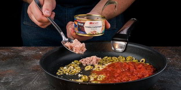 паста с тунцом, оливками и чесноком