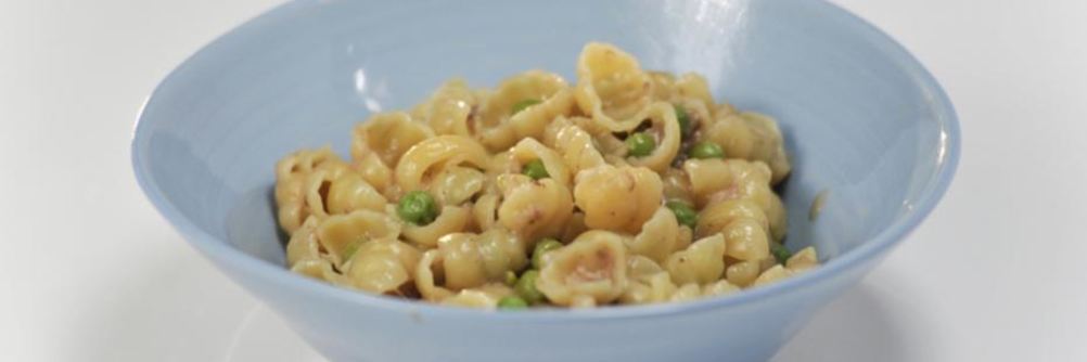 Паста с зеленым горошком и тунцом