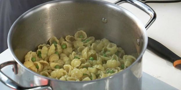 паста с зеленым горошком и тунцом