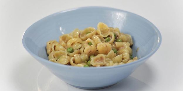 паста с зеленым горошком и тунцом