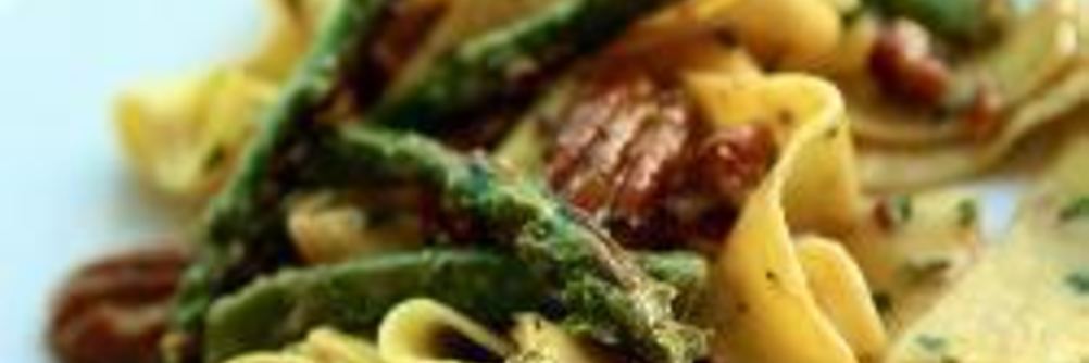 Паста со спаржей и орехами пекан