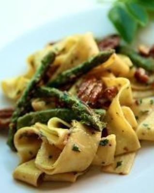 Паста со спаржей и орехами пекан