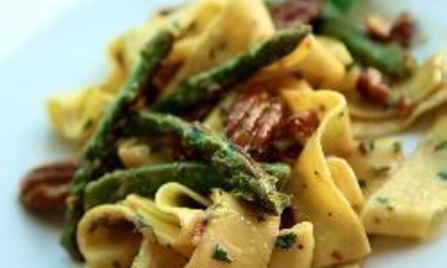 Рецепт пасты со спаржей и орехами пекан