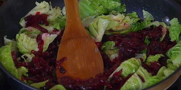 паста со свеклой и савойской капустой